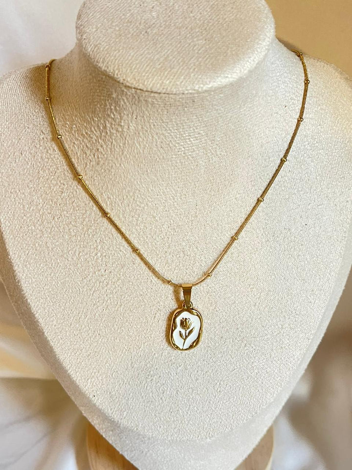 White Tulipe Necklace